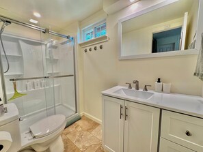 シャワー、環境にやさしいバスアメニティ、ヘアドライヤー、タオル