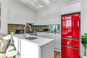 Fridge, microwave, oven, dishwasher - Penthouse Crown Jewel (Auckland)