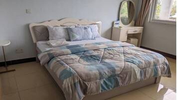 2 bedrooms, desk, WiFi