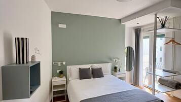 Tremannsrom – superior, balkong | Skrivebord, lydisolert og wi-fi (inkludert)