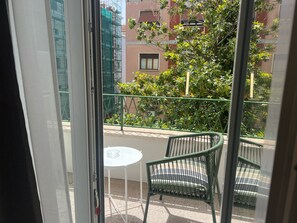 Desk, soundproofing, free WiFi