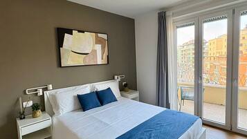 Chambre Triple Élite, balcon, vue ville | Bureau, chambres insonorisées, Wi-Fi gratuit