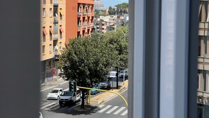 A view of a city street with buildings, a traffic light, and a tree. - Near Vatican Guest House Irnerio47 (Rome)