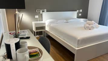 Habitación triple Elite, balcón, vistas a la ciudad | Escritorio, sistema de insonorización, wifi gratis