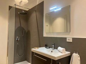Shower, hair dryer, towels, soap - Near Vatican Guest House Irnerio47  (Rome)