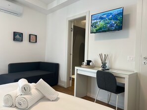 Superior Triple Room, Balcony | Desk, soundproofing, free WiFi - Near Vatican Guest House Irnerio47  (Rome)