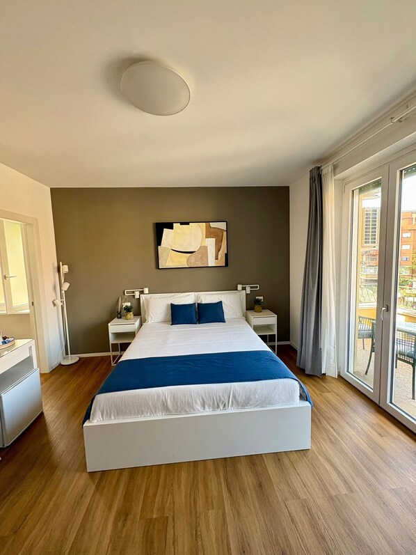 Habitación triple Elite, balcón, vista a la ciudad | Escritorio, insonorización y wifi gratis 