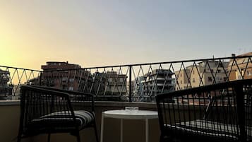 Habitación triple Elite, balcón, vistas a la ciudad | Terraza o patio