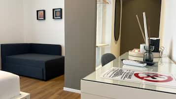 Habitación triple Elite, balcón, vistas a la ciudad | Escritorio, sistema de insonorización, wifi gratis