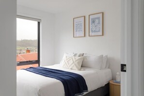 3 slaapkamers, een bureau, een strijkplank/strijkijzer, reisbedje