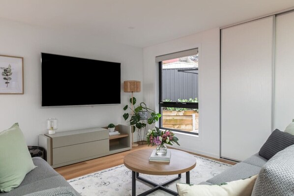 Smart-tv, een dvd-speler, boeken en een stereo