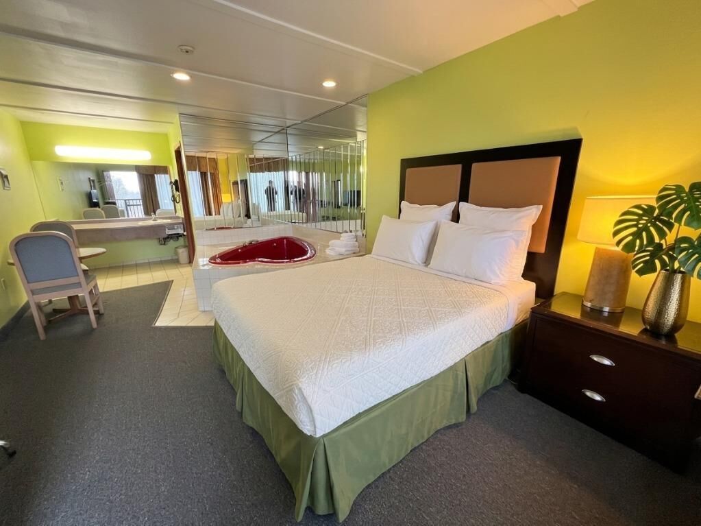 Honeymoon Room | Desk, free WiFi