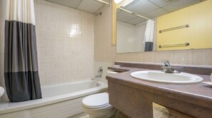 Combined shower/tub, hair dryer, towels, soap - 6032 Persepolis Inn (Niagara Falls)