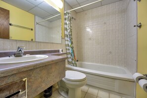 Bathroom - 6032 Persepolis Inn (Niagara Falls)