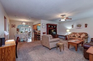 تلفزيون بشاشة مسطحة