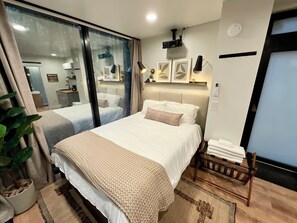 1 bedroom, WiFi, bed sheets - “Glass House” #3 - Modern Mirror Home w/ Hot-tub (Campton)