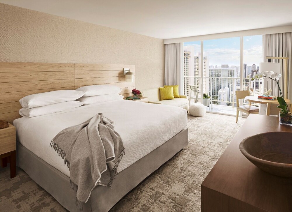 Serene Waikiki Haven Ocean View Room Hotel w/ Beach Access