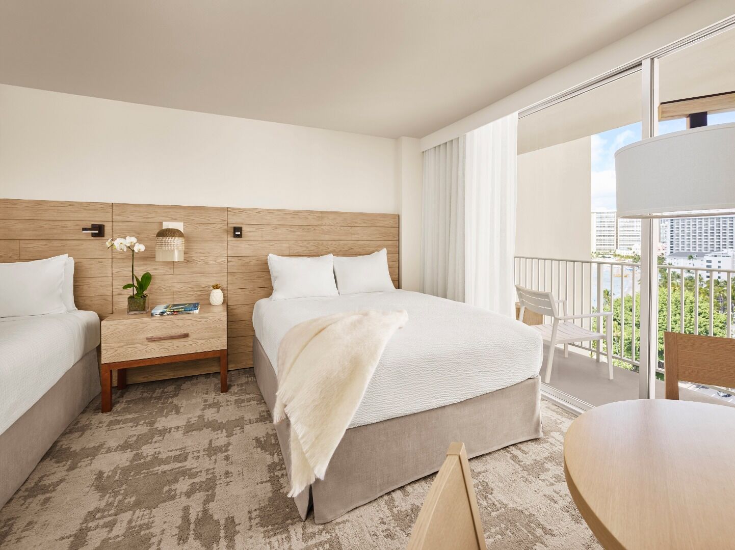 Honolulu Holiday Beachadjacent Room With Poolside And Live Music 3