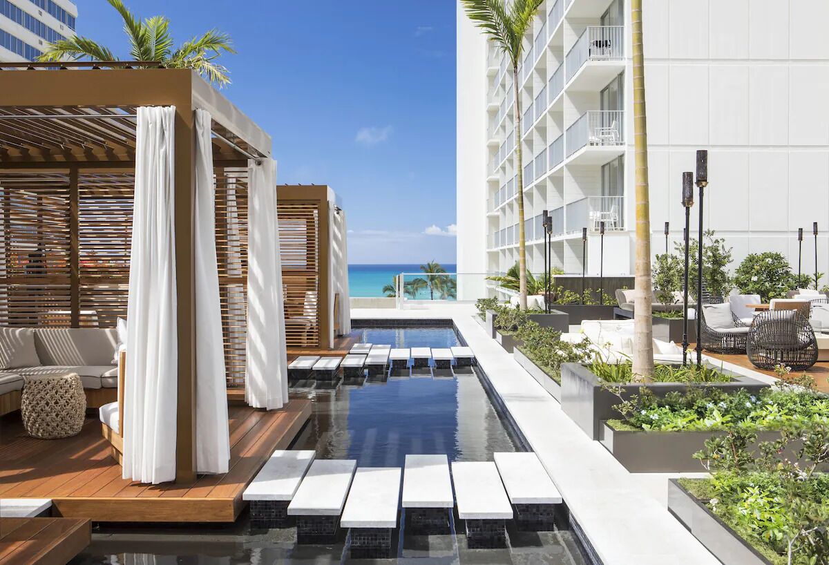Honolulu Holiday Beachadjacent Room With Poolside And Live Music 3