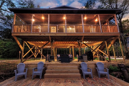 Terrace/patio. BRAND NEW - Peaceful Waterfront - 5 Minutes From Caddo State Park!