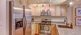 Huge Ski In/Ski Out Condo. CM116