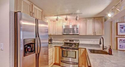 Huge Ski In/Ski Out Condo. CM116