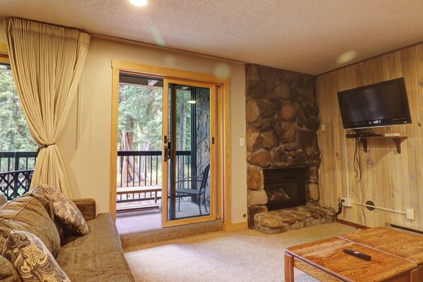 TV, fireplace - Huge Ski In/Ski Out Condo. CM116 (Copper Mountain)