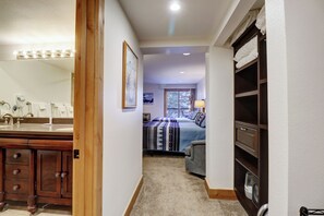 Iron/ironing board, free WiFi, bed sheets - Ultimate Ski in/out Location at Copper! CM337H (Copper Mountain)