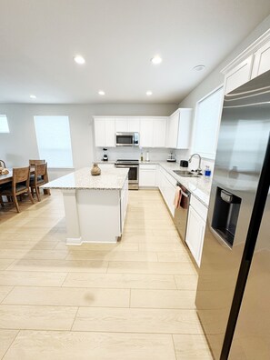 Frigorifero, microonde, forno, piano cottura