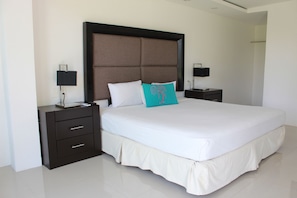 Escritorio, wifi gratis y ropa de cama 