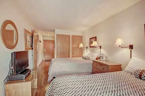 Free WiFi, bed sheets - Hotel Room, Ski in/Ski out! Large Hot tub. Perfect Location FP200 (Copper Mountain)