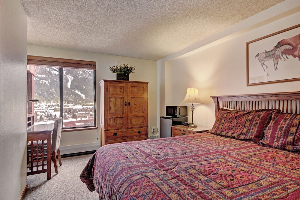 Amazing Center Village Location with Hot Tub & Private Ski Locker