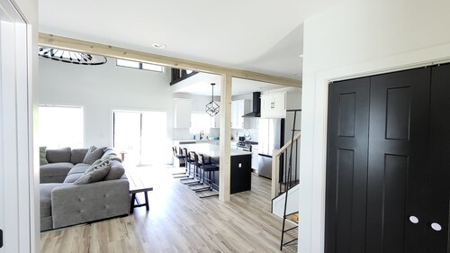 Freddie’s Escape: Modern Lakeview Retreat with Family-Friendly Fun