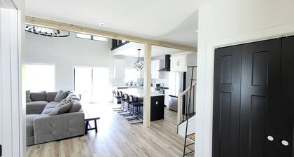 Freddie’s Escape: Modern Lakeview Retreat with Family-Friendly Fun