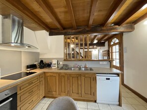 Réfrigérateur, micro-ondes, plaque de cuisson, lave-vaisselle