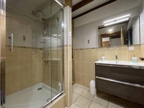 Shower - LOUSTAOU - OSSERAIN RIVAREYTE (OSSERAIN RIVAREYTE)