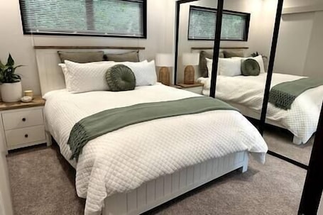 1 bedroom, iron/ironing board, free WiFi, bed sheets. Bluegum Cottage….A Romantic Haven For Two❤️