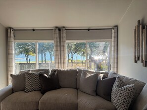 Smart TV, fireplace, books - 5-bedroom vacation home steps to Lake Texoma (Pottsboro)