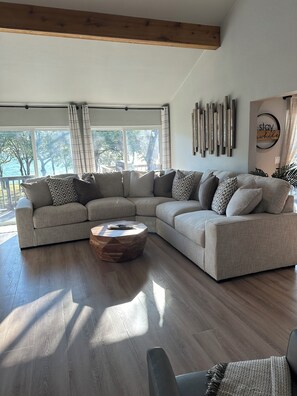 Smart TV, fireplace, books - 5-bedroom vacation home steps to Lake Texoma (Pottsboro)