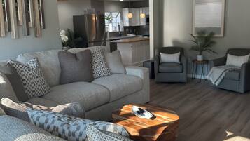 TV connectée, cheminée, livres