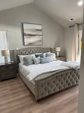 Desk, iron/ironing board, free WiFi, bed sheets - COZY-Waterfront Getaway - Lake Texoma (Pottsboro)