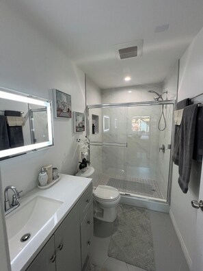 Serviettes fournies, savon, papier de toilette