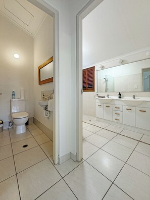 Serviettes fournies, savon, papier de toilette