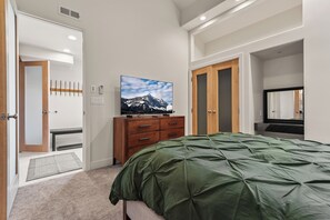 2 bedrooms, desk, WiFi, bed sheets