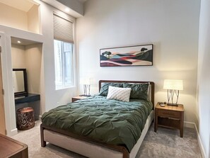 2 bedrooms, desk, WiFi, bed sheets