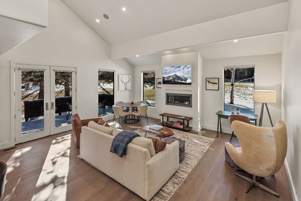 Smart TV, fireplace, books, offices