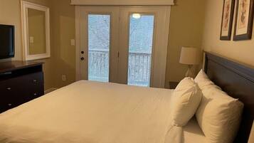 3 bedrooms, desk, iron/ironing board, travel crib