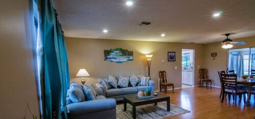 Charming 2-bedroom house with AC, WiFi in lovely Deltona
