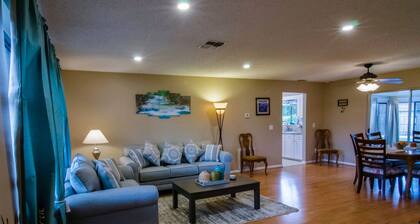 Charming 2-bedroom house with AC, WiFi in lovely Deltona