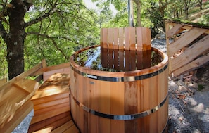Outdoor spa tub